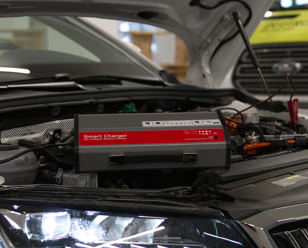 Der neue Deutronic USA SC750-14 SmartCharger bietet Autohändlern eine leistungsstarke Batterietechnologie